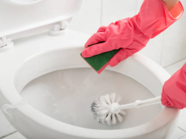 Aunque los inodoros son el objeto con más bacterias, los solemos limpiar a diario.