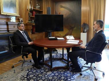 El rey Felipe VI se reunió con el secretario general de la Organización Mundial del Turismo (OMT), Zurab Pololikashvili (izquierda), durante una audiencia celebrada este martes en el Palacio de la Zarzuela, en Madrid.