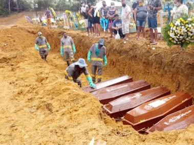 Las familias sufren por ver cómo sus familiares son enterrados en fosas comunes.