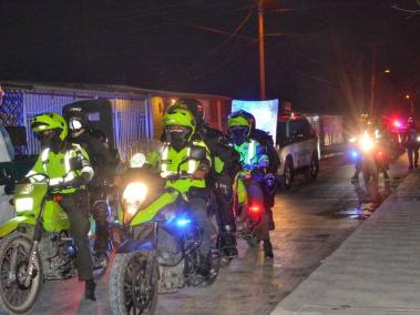 La Policía y la alcaldía de Soledad realizaron, la noche del miércoles, un recorrido por los barrios donde más se viola la orden de cuarentena.