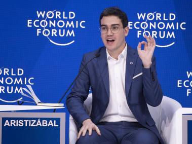 Juan David Aristizabal fue reconocido en el año 2013 por la revista Forbes como uno de los “30 menores de 30 años que está cambiando el mundo” y en el 2019 fue co-presidente del Foro Económico Mundial.