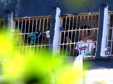 El hacinamiento en los centros de reclusión en Colombia es una gran amenaza como foco del coronavirus.