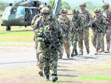 Soldados colombianos y de los Estados Unidos durante ejercicios militares de entrenamiento realizados en la base militar de Tolemaida.