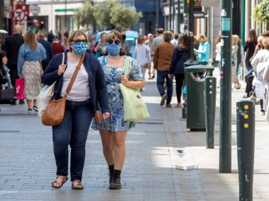 En las calles de Dublín (Irlanda) los ciudadanos salen a la calle portando tapabocas.