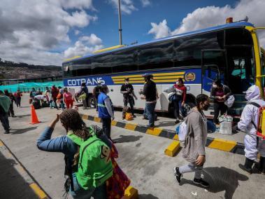 Más de cien venezolanos salieron ayer en buses desde Bogotá hacia Cúcuta para volver a su país.