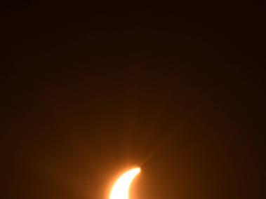 El fenómeno en su punto máximo deja visible un anillo alrededor del Sol, denominado ‘círculo de fuego’.