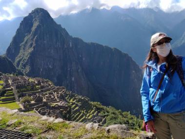 Un inspector del gobierno se toma una selfi en el vacío Machu Picchu, la ciudadela inca del siglo XV ubicada a 2.430 metros en la cordillera de los Andes, que ha estado cerrado al turismo desde el 16 de marzo.