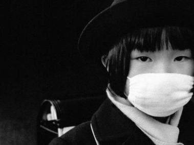 Una niña japonesa se cubre el rostro a finales del siglo XIX.