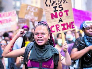 Una manifestante en Nueva York, en el marco de las múltiples protestas que desató en Estados Unidos el asesinato por brutalidad policial del ciudadano de raza negra George Floyd.