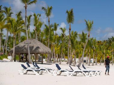 Un empleado de un hotel camina en la playa este lunes en Punta Cana (República Dominicana).