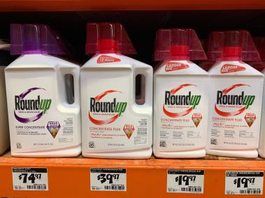El herbicida Roundup, que es objeto de miles de demandas en los Estados Unidos, se representa a la venta en Los Ángeles, California.