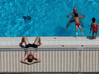 Vista de las piscinas municipales de Montjuic, en Barcelona, este miércoles, cuando el número de positivos de covid-19 reportados en Cataluña volví a aumentar.