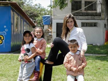 María Carolina Hoyos, Presidenta de la Fundación Solidaridad por Colombia junto a niños del Jardín