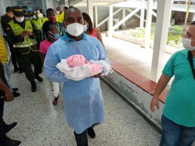 El gerente del hospital Luis Ablanque de La Plata, Julio Hárinson Gómez Villarreal, carga a la bebita para revisión médica y su entrega a los familiares.