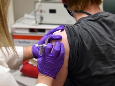 Un participante recibe una dosis durante la fase del ensayo clínico de la vacuna candidata de Pfizer/BioNTech, en Estados Unidos.
