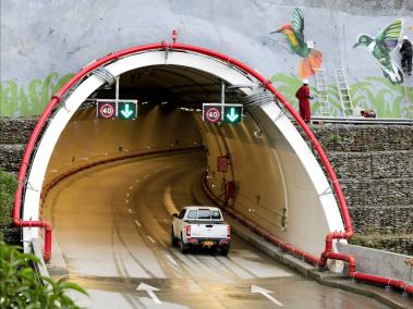 Trabajadores hacen los últimos retoques estéticos al Túnel de La Línea que será inaugurado el próximo viernes 4 de septiembre. Tiene una longitud de 8.65