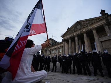 Dirigentes alemanes calificaron ayer como un “ataque a la democracia” el intento de asalto al Parlamento (Reichstag) en Berlín durante las protestas de grupos ultraderechistas que se dieron este fin de semana en contra de las medidas impuestas por la pandemia.