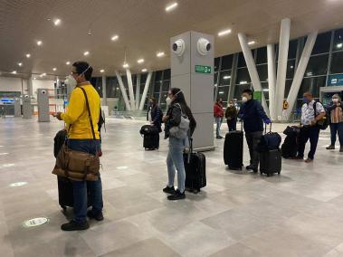 En el aeropuerto Matecaña, de Pereira, recién remodelado, los viajeros también madrugaron. Se observa las medidas adoptadas bajo los protocolos.