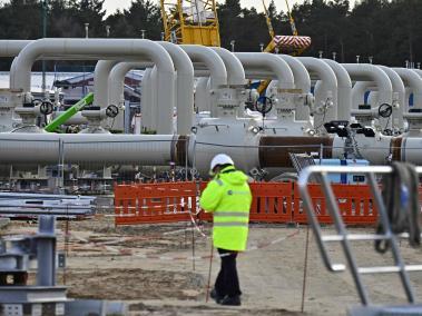 Imagen de archivo de un trabajador adelantando labores en el gasoducto Nord Stream 2.