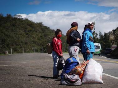 Cientos de migrantes deben llegar a sus destinos de acogida a pie o esperando un aventón en los remolques de camiones y tractomulas.