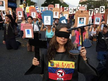 Activistas antigubernamentales en protestas contra el gobierno de Nicolás Maduro en Caracas.