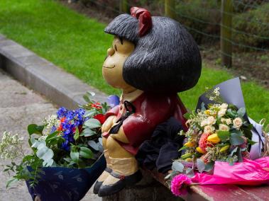 Estatua de Mafalda en Oviedo (España). El personaje de Quino, ahora recibe significativas flores de los admiradores del ilustrador.