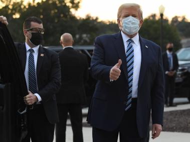 El presidente de Estados Unidos Donald Trump, tras salir del hospital donde recibió el tratamiento médico. Mostró buen semblante.