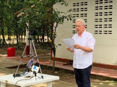 El expresidente Álvaro Uribe leyó su declaración tras el regreso a la libertad, este lunes.