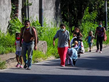 Un grupo de migrantes venezolanos camina por una calle con maletas y bolsos, el 7 de octubre, en San Cristóbal, estado Táchira (Venezuela).