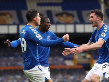 Everton celebra gol tras centro de James.