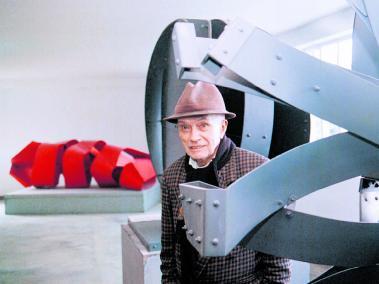 El maestro Édgar Negret con algunas de sus obras. Falleció en el 2012, el 11 de octubre (día de su cumpleaños), en Bogotá.