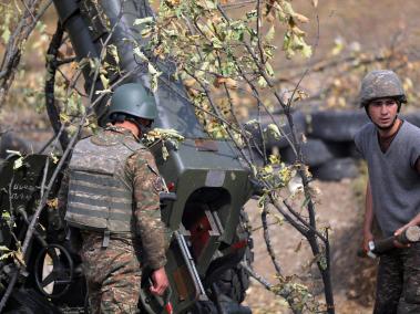 Soldados armenios disparando durante el combate militar con el ejército azerbaiyano en la República de Nagorno-Karabaj