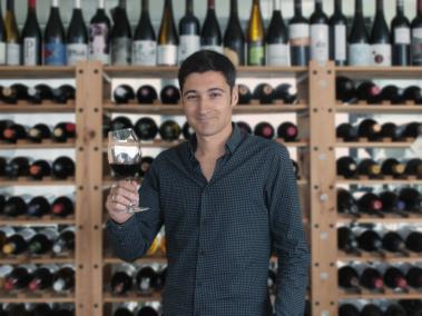 Nathanaël Berbessou viene de una familia que hace vino, pero no se considera un experto en vinos.