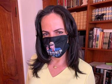 María Fernanda Cabal con tapabocas de Donald Trump.