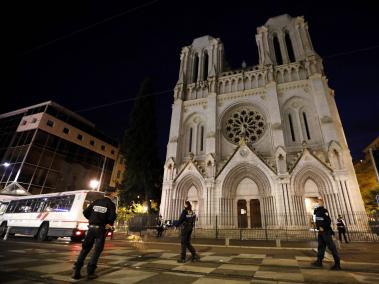 Policías llegaron al lugar luego del ataque en Notre Dame.