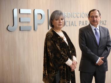 La presidenta saliente de la JEP, Patricia Linares Prieto, junto al magistrado Eduardo Cifuentes Muñoz, quien la reemplazará en el cargo tras el fin de su período.