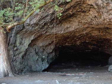 Entrada a la cueva de Makpan donde fue descubierto el enterramiento .