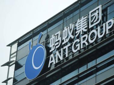 Las acciones de Hong Kong cayeron al inicio de la negociación con la de Alibaba bajando un 10 por ciento después de que se suspendiera el debut de su unidad financiera Ant Group en Hong Kong y Shanghai.