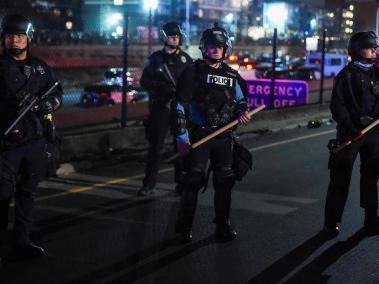 La policía con equipo antidisturbios bloquea una rampa de salida mientras cientos de manifestantes fueron arrestados poco después de que marcharan hacia la Interestatal 94 en Minneapolis, Minnesota, EE. UU