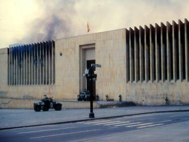 Escenas de la  toma realizada por la guerrilla del M-19 al 
Palacio de Justicia el 6 de Noviembre de 1985 en Bogotá.
