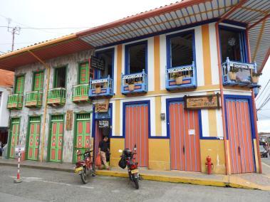 Todas las calles que confluyen en la plaza principal son un alarde que atrae a miles de turistas colombianos y extranjeros a Filandia es la incomparable belleza deividad y colorido.