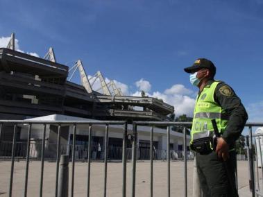 Miembros de la Policía prestarán vigilancia en inmediaciones del estadio Metropolitano.