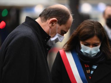 El primer ministro francés Jean Castex (izq.) y la alcaldesa de París, Anne Hidalgo, reaccionan mientras rinden homenaje frente a la sala de conciertos Bataclan, en París