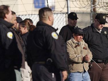 Un hombre es arrestado durante una redada para detener a inmigrantes indocumentados en Phoenix, Arizona, en 2009.