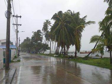 Desde ayer se decreto el toque de queda en la Isla para evitar mayores afectaciones con el paso del huracán.