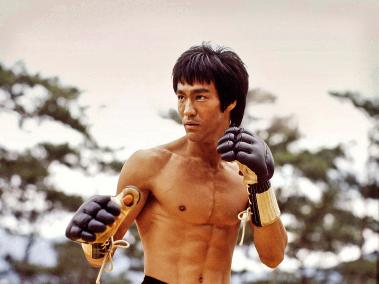 Bruce Lee con los famosos Vale Todo Gloves que usó en la escena inicial de 'Operación dragón'.