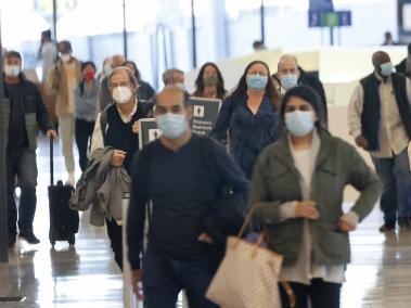 Los viajeros con mascarillas acceden al Aeropuerto Internacional LAX Tom Bradley en medio de la pandemia de covid-19 en Los Ángeles, California, EE. UU., 24 de noviembre de 2020.
