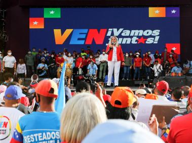La primera dama de Venezuela, Cilia Flores (C), hablando durante el inicio de la campaña electoral para la asamblea nacional, en Caracas, el 3 de noviembre de 2020.