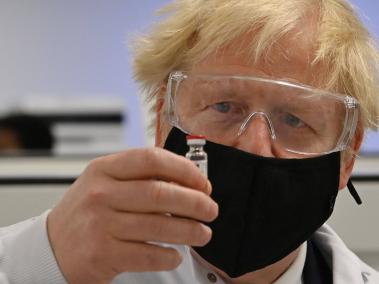 Boris Johnson, primer ministro de Reino Unido, sostiene una vacuna contra el nuevo coronavirus.
