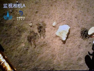 Imagen de la toma de muestras lunares por la sonda Chang'e 5 - CNSA